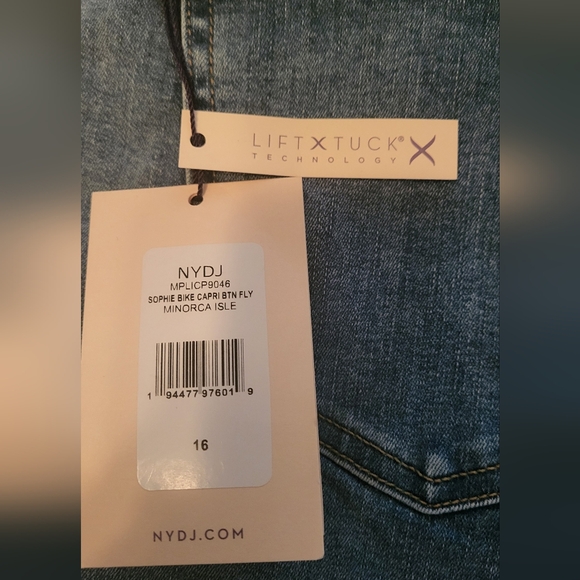 NWT. -NYDJ Women's  Capri Jeans Distressed Fringe Hem Button Fly Very Cool - Picture 4 of 6